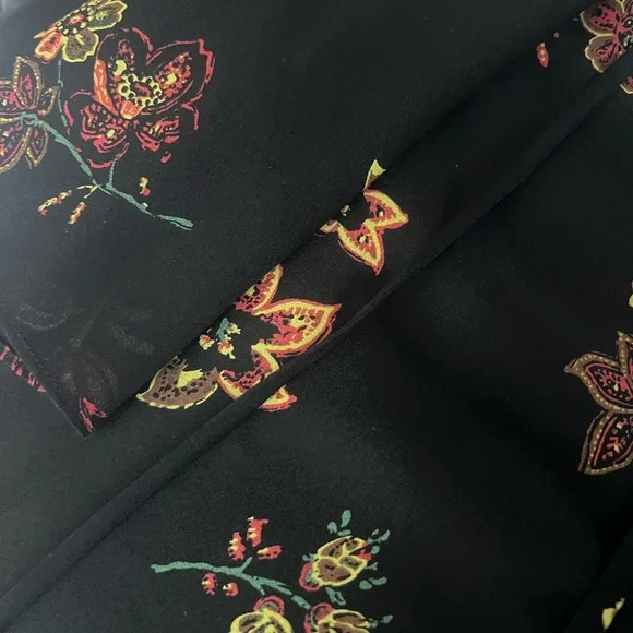 A.L.C. Black & Floral Print Silk Blouse, Size 8 - Picture 6 of 8